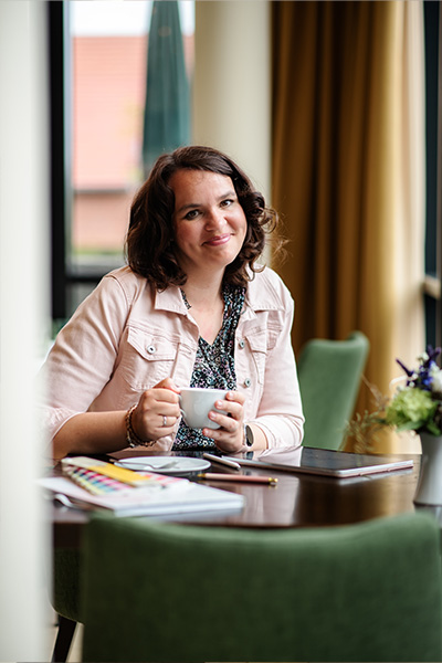 ANJA PAGEL
Grafik-Designerin