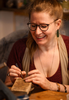MADELEINE ASMUS
Goldschmiedin